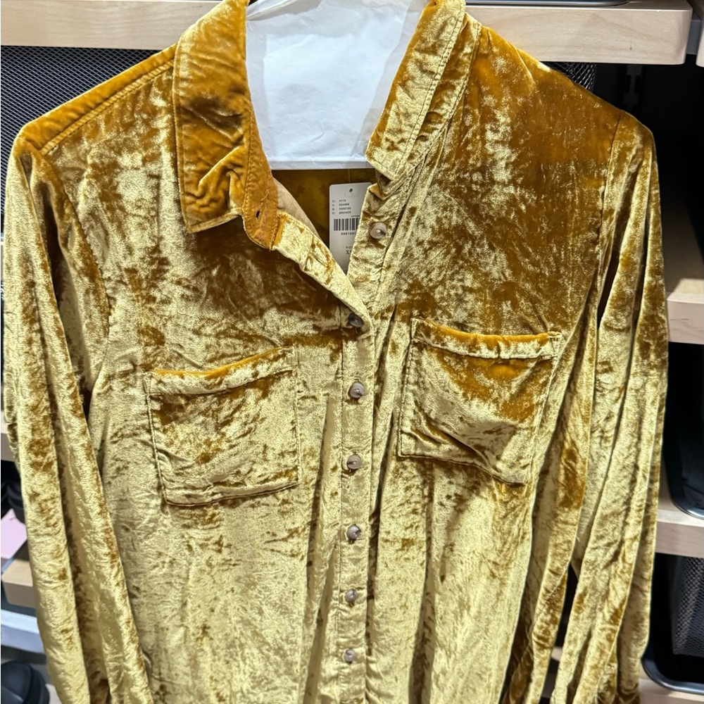 Crushed velvet gold button down shirt. Very comfortable and warm.